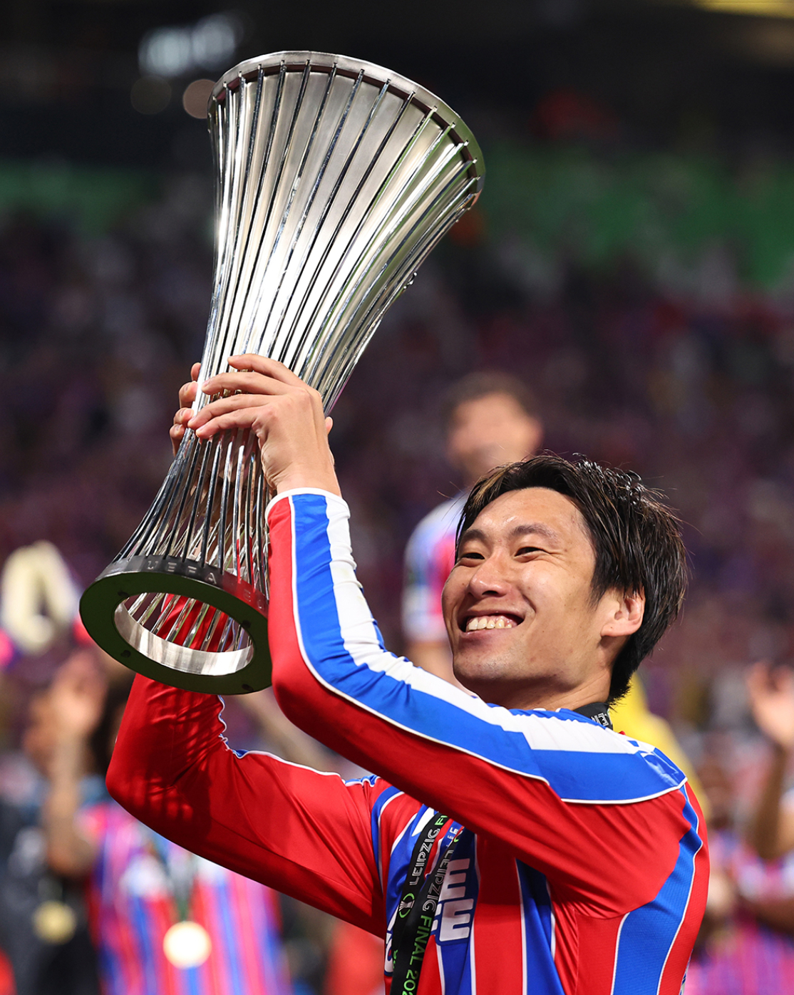 🏆恭喜镰田大地以主力身份捧起欧协联奖杯！ 