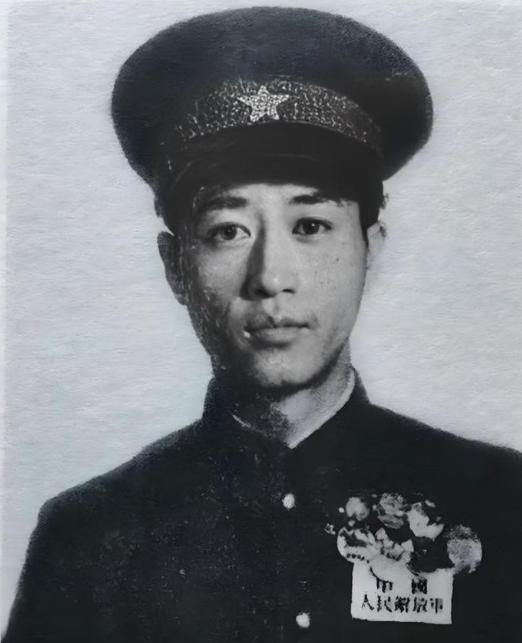 1949年11月，国军保安第四师师长正在睡觉，忽然感觉有人拍了拍他，两眼一睁，黑