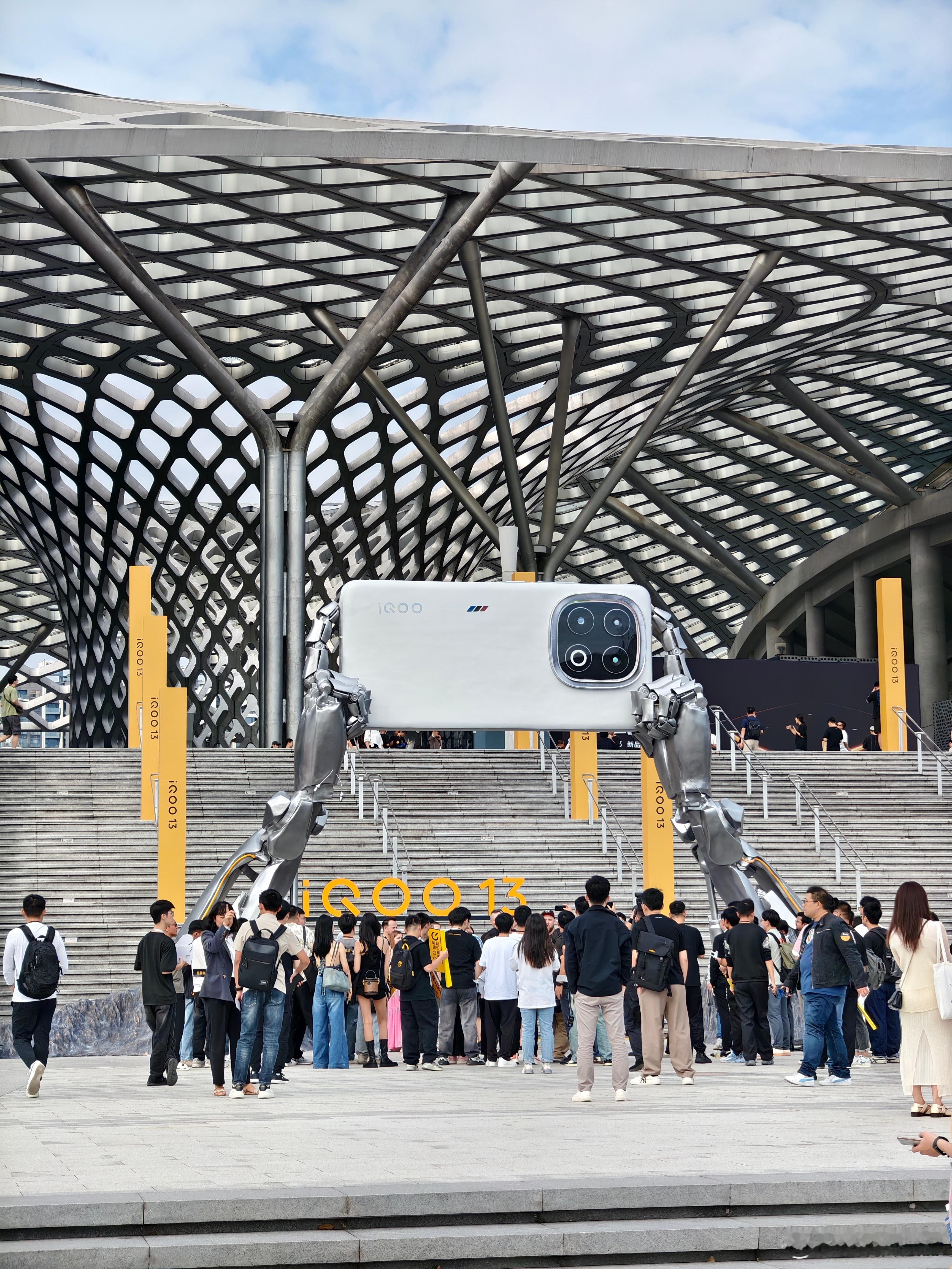 闪现深圳 iQOO 13发布会 这次 slogan 性能之光不仅是外观上比较有代