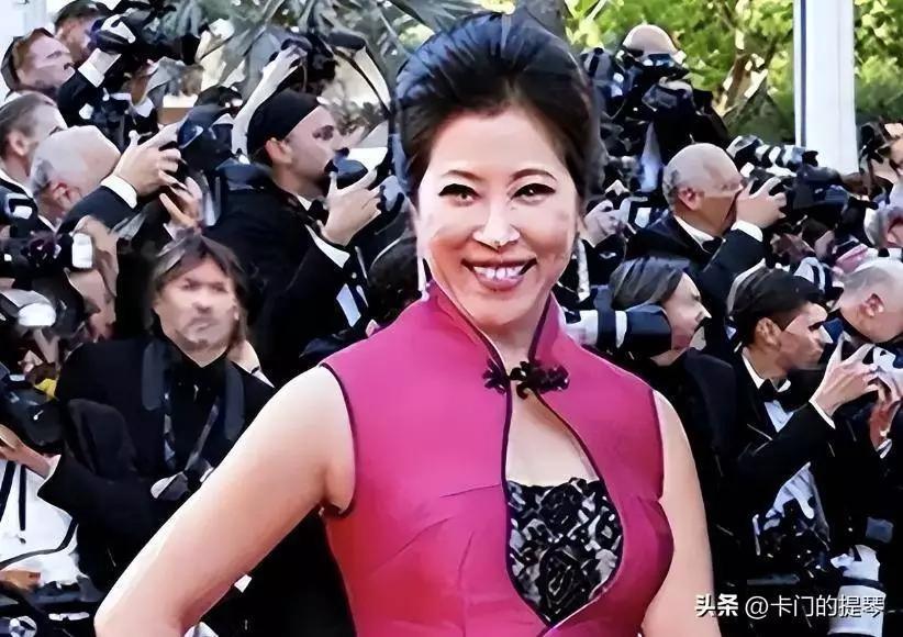 她是体坛败类。为圈钱共侍二夫。卷走44亿逃到国外，她1963年在北京出生，5岁练