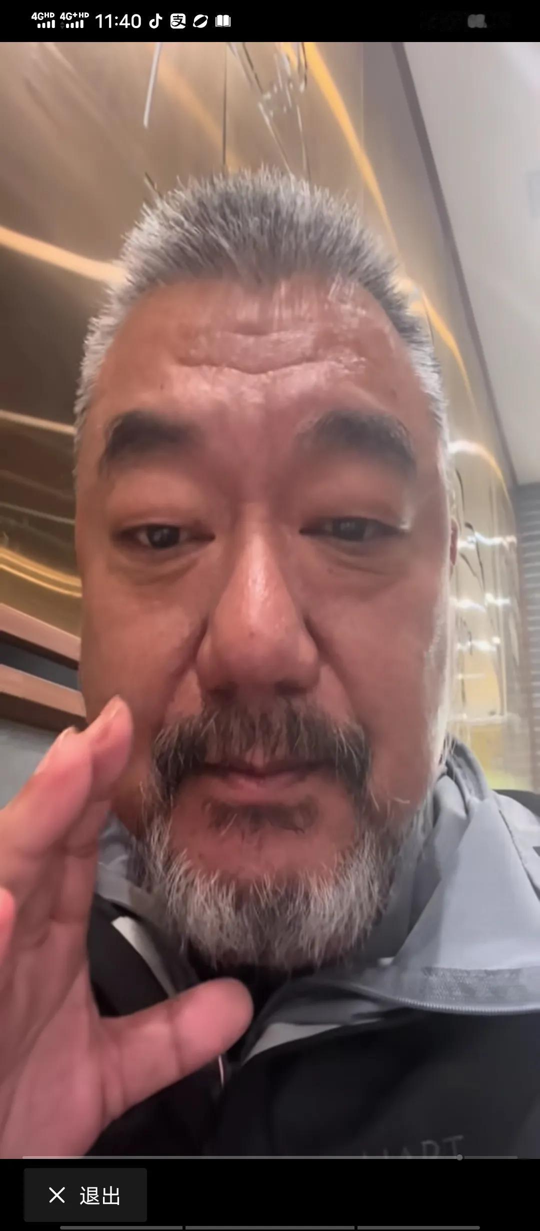 有没有第一眼以为是张纪中的？我第一眼以为是剪了头发的张纪中导演，再仔细一看才发现