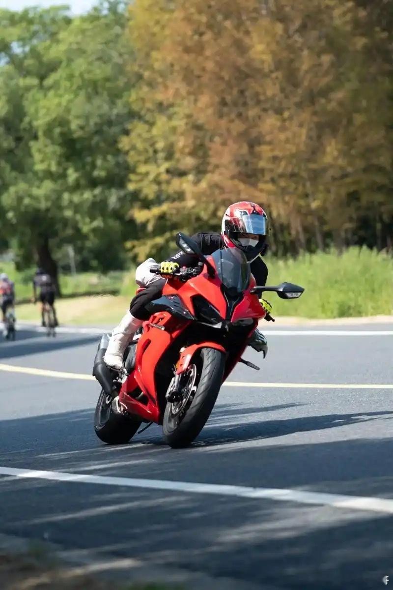 当下舆论场对张雪机车的追捧，已然陷入过度神化的误区。WSBK赛场夺冠、自研发动机