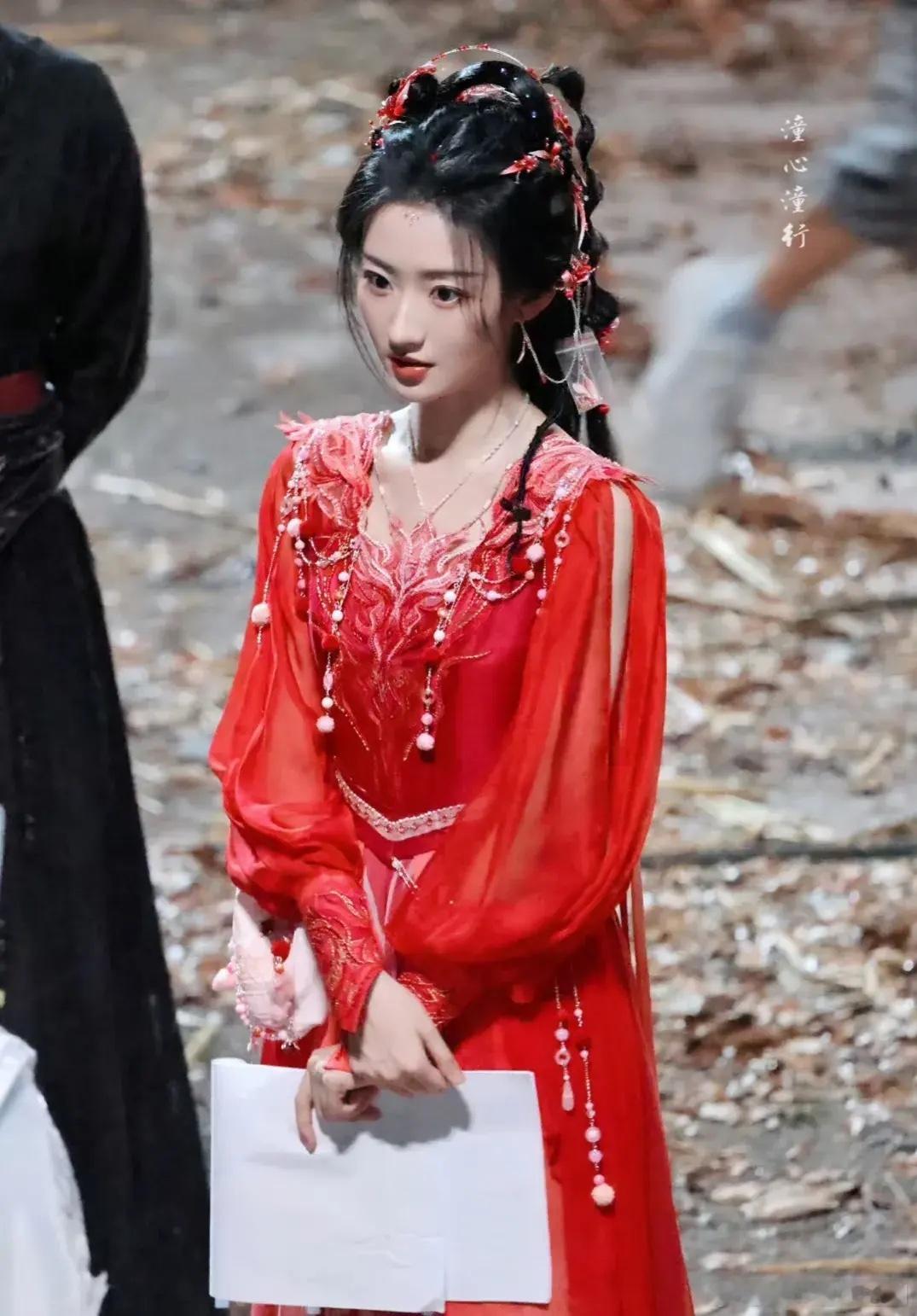 暗河传中杨雨潼的小神医白鹤淮的这新妆造难道是在模仿《狐妖小红娘月红篇》中杨幂饰演