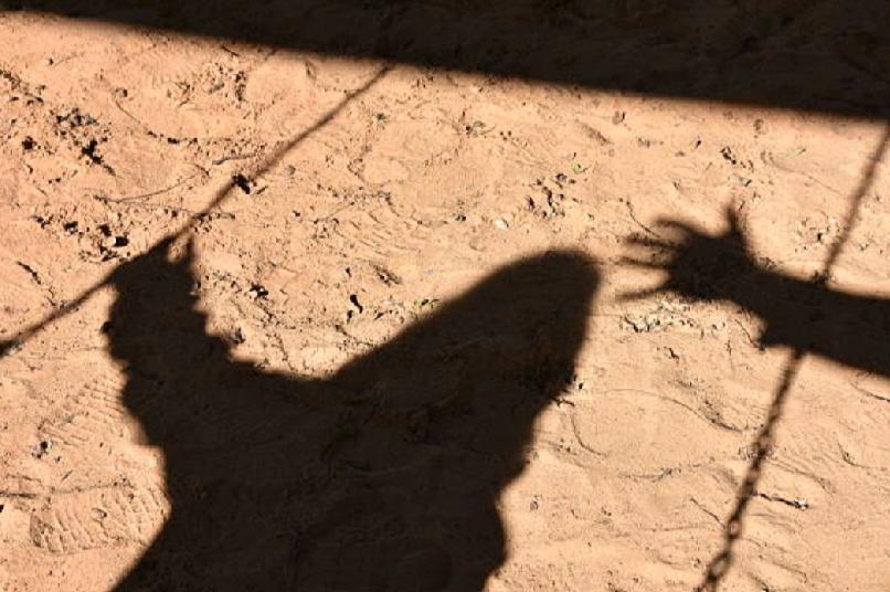 印度中央邦一名90岁老妇遭4名蒙面男子闯入家门性侵，差点被丢入水井灭口。其女儿竟