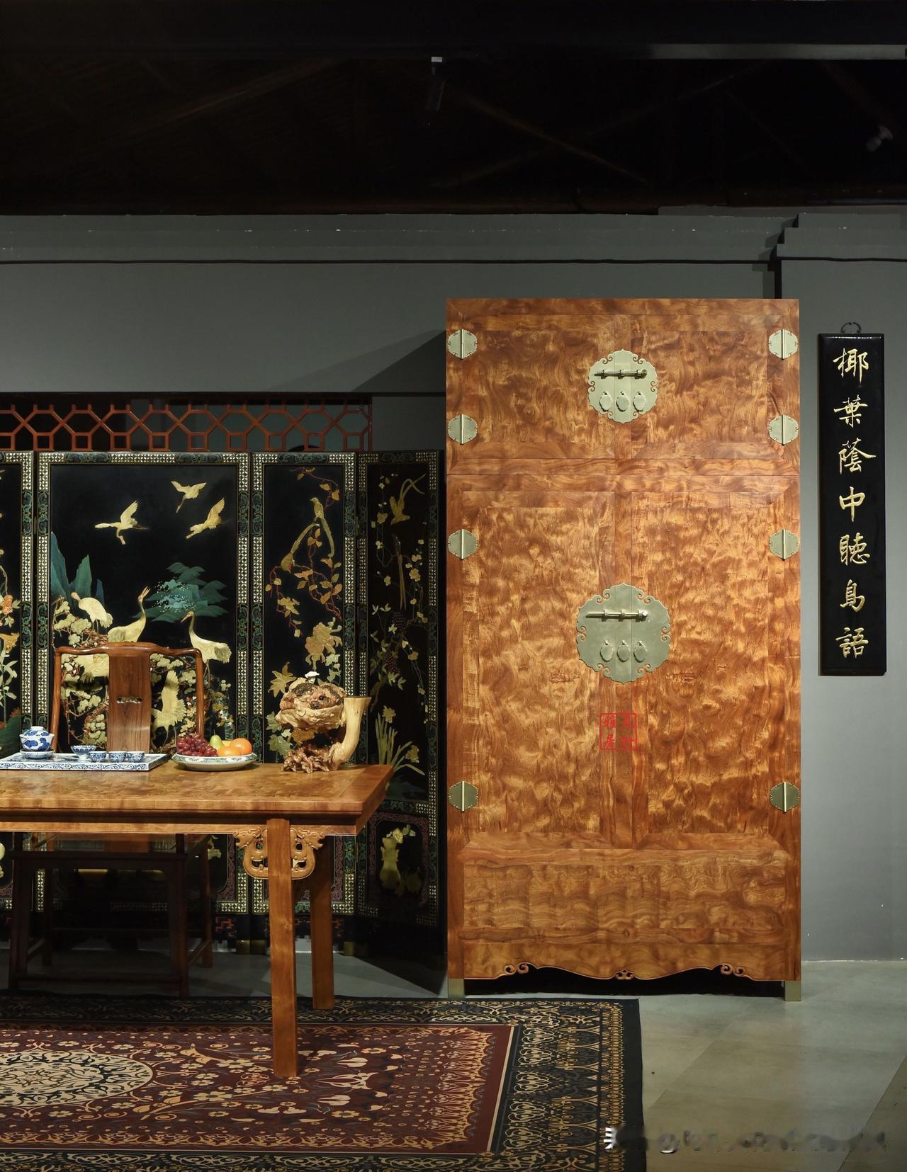 美纹勾魂，香味袭人｜缅花满龙胆顶箱柜
缅花瘤疤顶箱柜+明式画案，一木一器，皆是孤