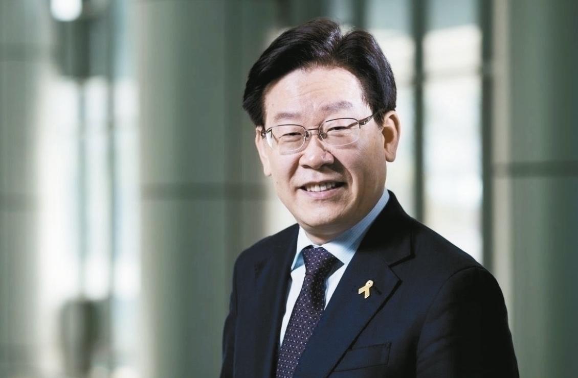 阿川：小明啊，你要是不去帮我打伊朗，那我就可要从你那撤军了。（赤裸裸的威胁）
小
