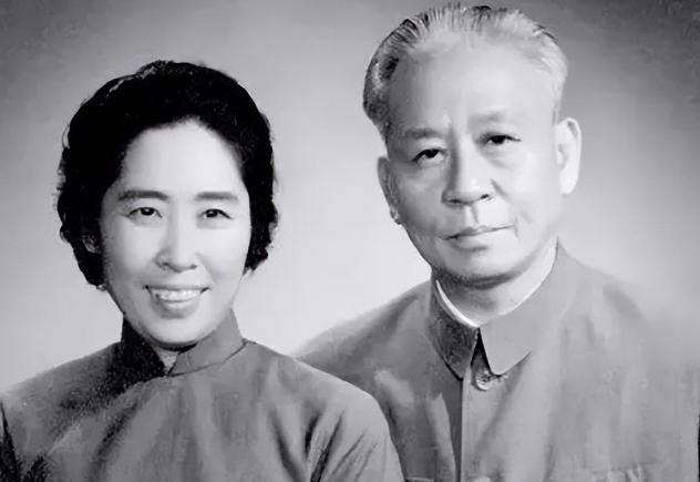 2006年，王光美病逝前，突然向女儿抱拳作揖：“那件事就拜托你了！”女儿哭着说：