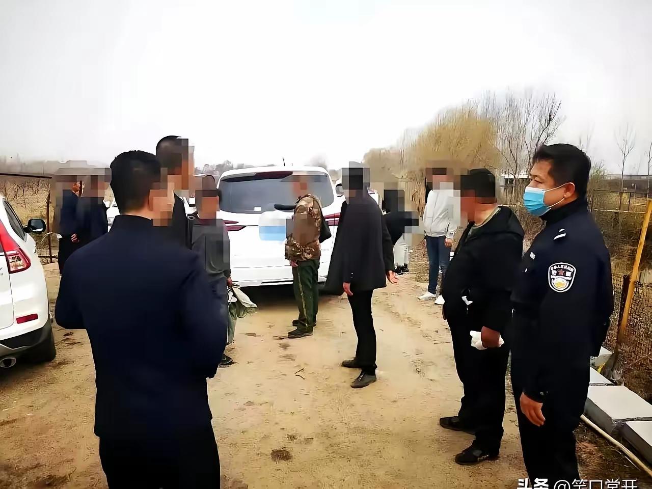 小伙在农村抓到剧毒野生蛇，专家非要逼着他放生，结果小伙一句话把专家怼得哑口无言：