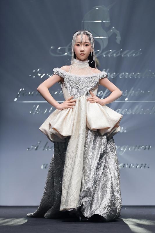 🦄在北京798·751园区刚刚落幕的2026中国国际时装周春季盛典上，帕加索斯