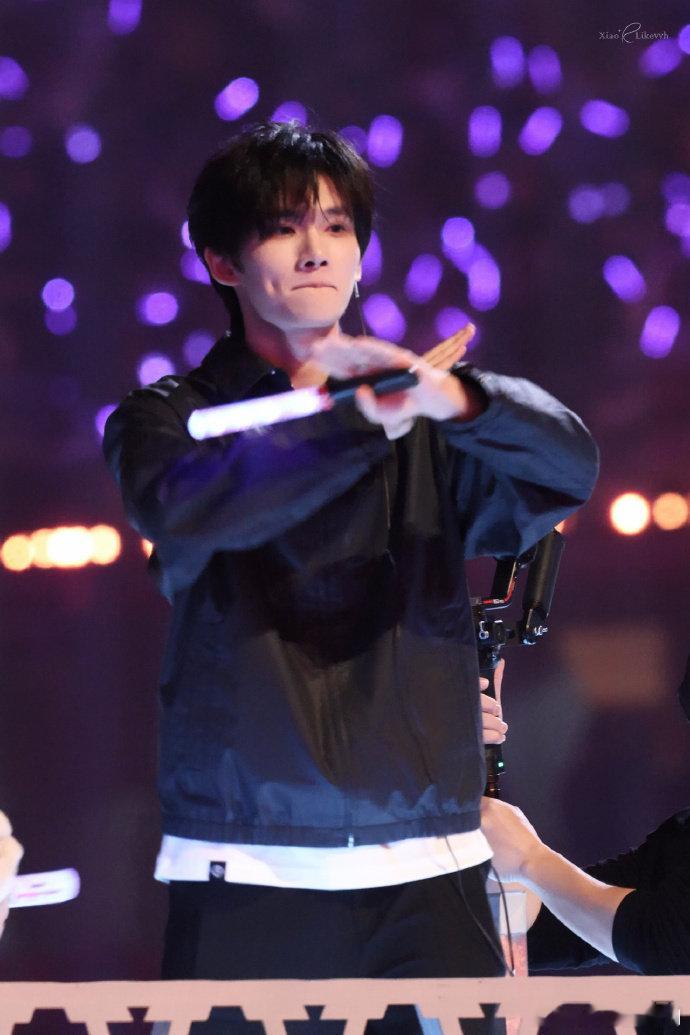 在张杰演唱会偶遇余宇涵余宇涵登上张杰鸟巢演唱会巡场小火车，梦幻同框直接双厨狂喜！