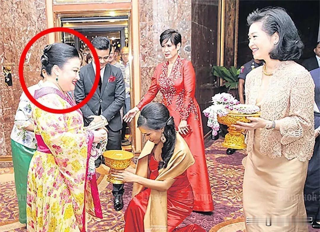 有钱有势颂妃，即使离婚，在宫中依旧可以看到她开心活动的身影。二妃子和西拉米不一样