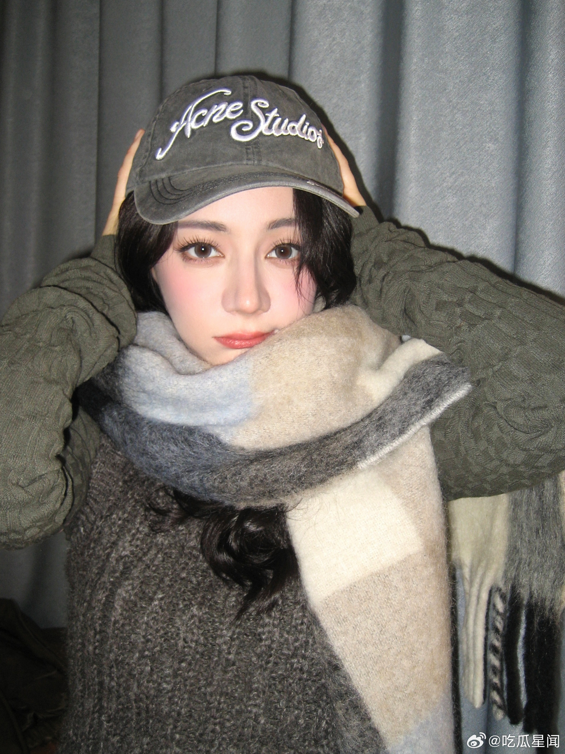 迪丽热巴甜品营业照迪丽热巴甜品照甜度超标 谁被热巴的甜品营业照美晕了！甜妹和甜品