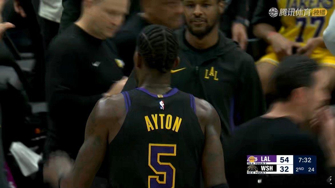 湖人领先22分，本场最大分差湖人vs奇才