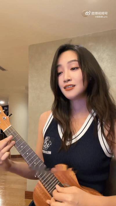 蓝盈莹弹唱成都 盈莹抱着尤克里里在成都唱《成都》，琴声软软的，嗓音娓娓道来满是烟