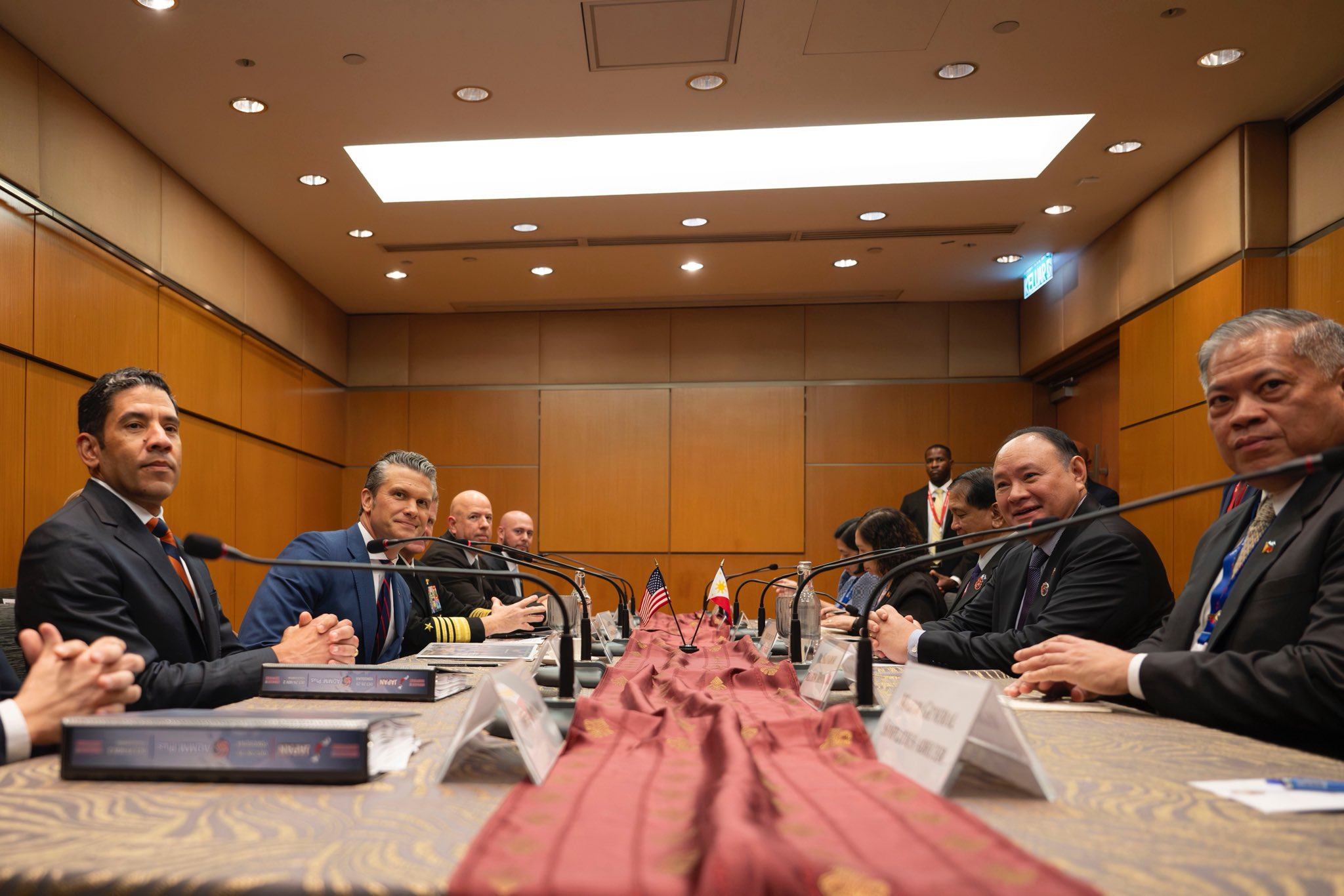 美国国防部长赫格塞斯今天还与菲律宾、泰国、印尼和柬埔寨四国国防部长举行...