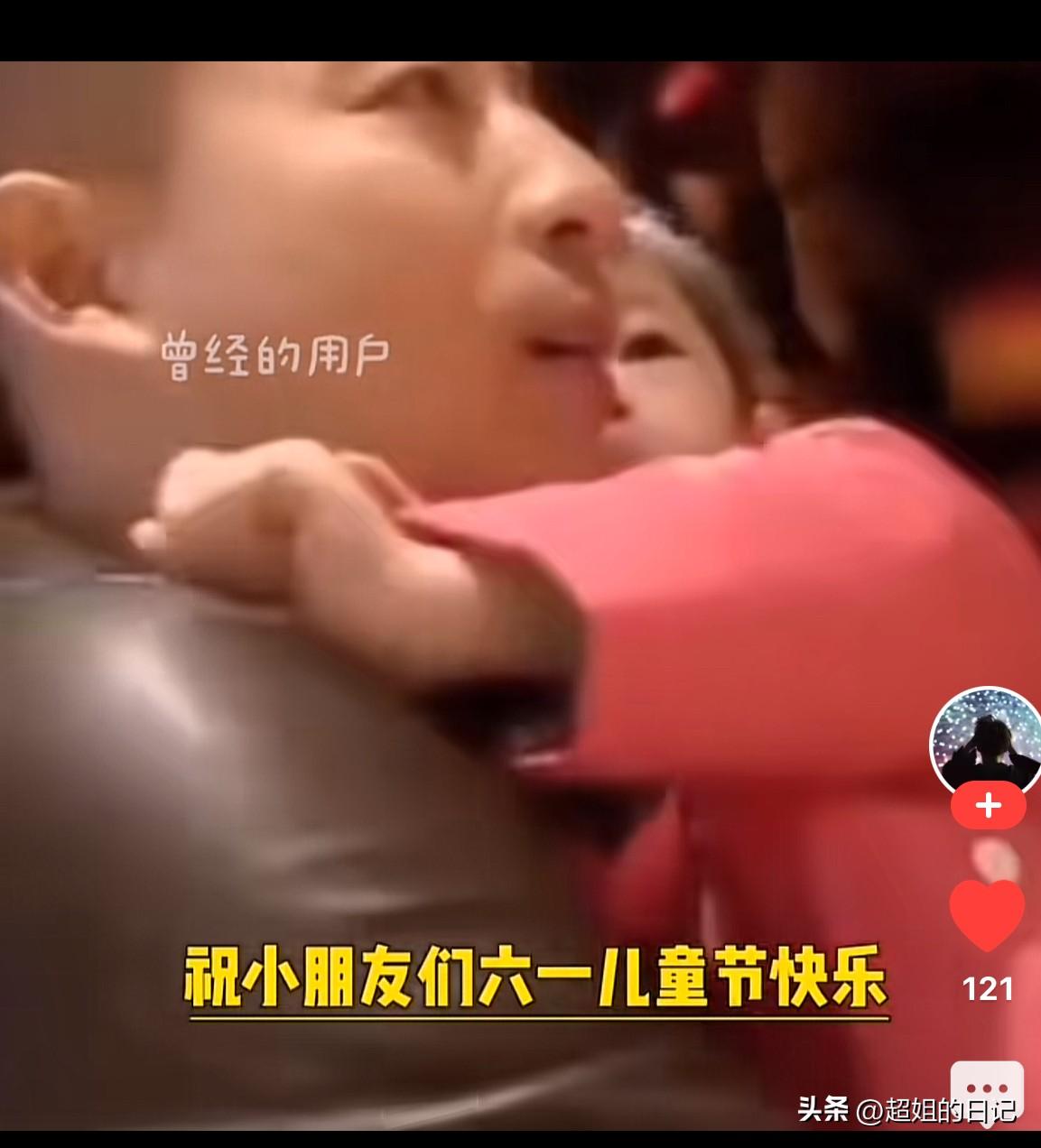 汪小菲抱三个孩子的照片对比出来了，
孩子在长大，汪小菲一点没变。
最像汪小菲的就