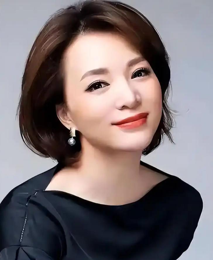 钱再多有什么用？董卿母亲卵巢癌去世，丈夫被传失联、9亿债务压顶，53岁的她瘦成一