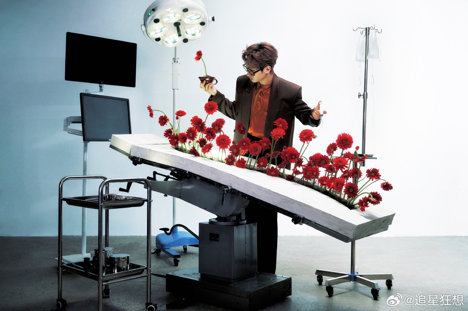 汪苏泷鲜花主刀医生 这个视觉故事讲得太好了！从手术室到鲜花，从黑色西装到温柔眼神