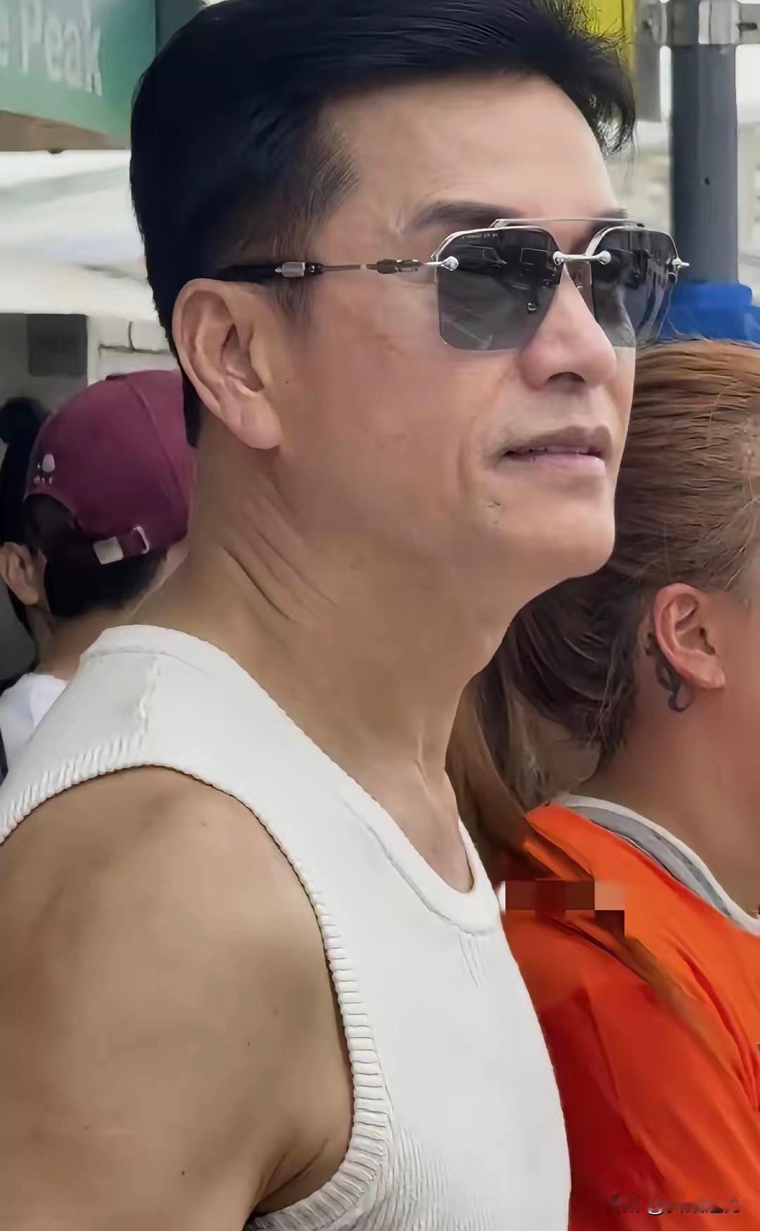 一个男人，活成吕良伟大哥这样，也是幸福的事了！

70岁的年龄，40岁的身体素质