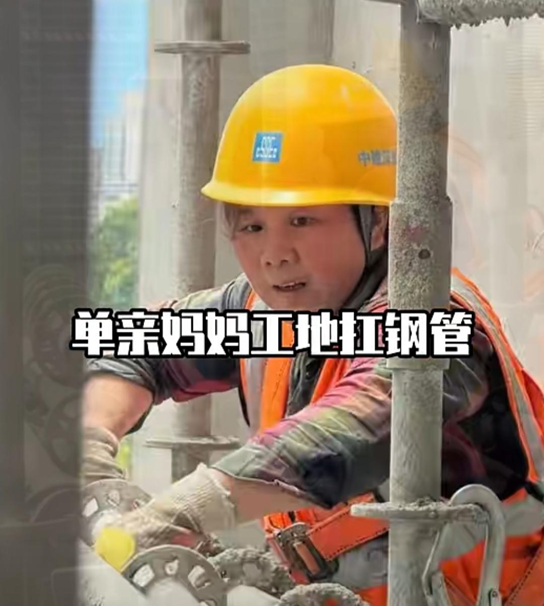 近日，成都双流棠湖中学考生刘芳与母亲的故事刷屏网络，无数网友为之落泪。高考查分当