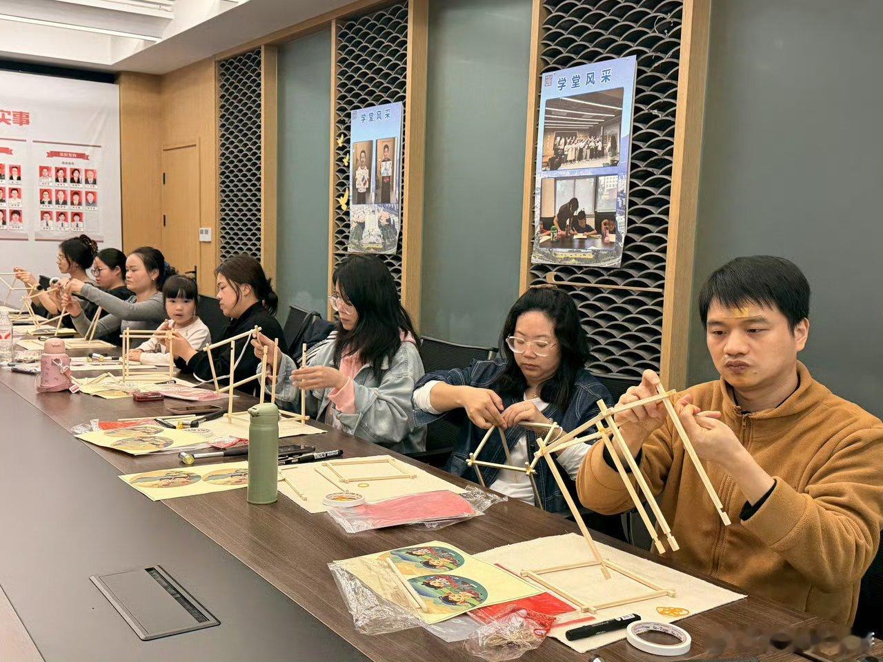 台州让艺术课堂走进市民的日常 据悉，今年3月来，始丰街道“全民艺术课堂”持续有序