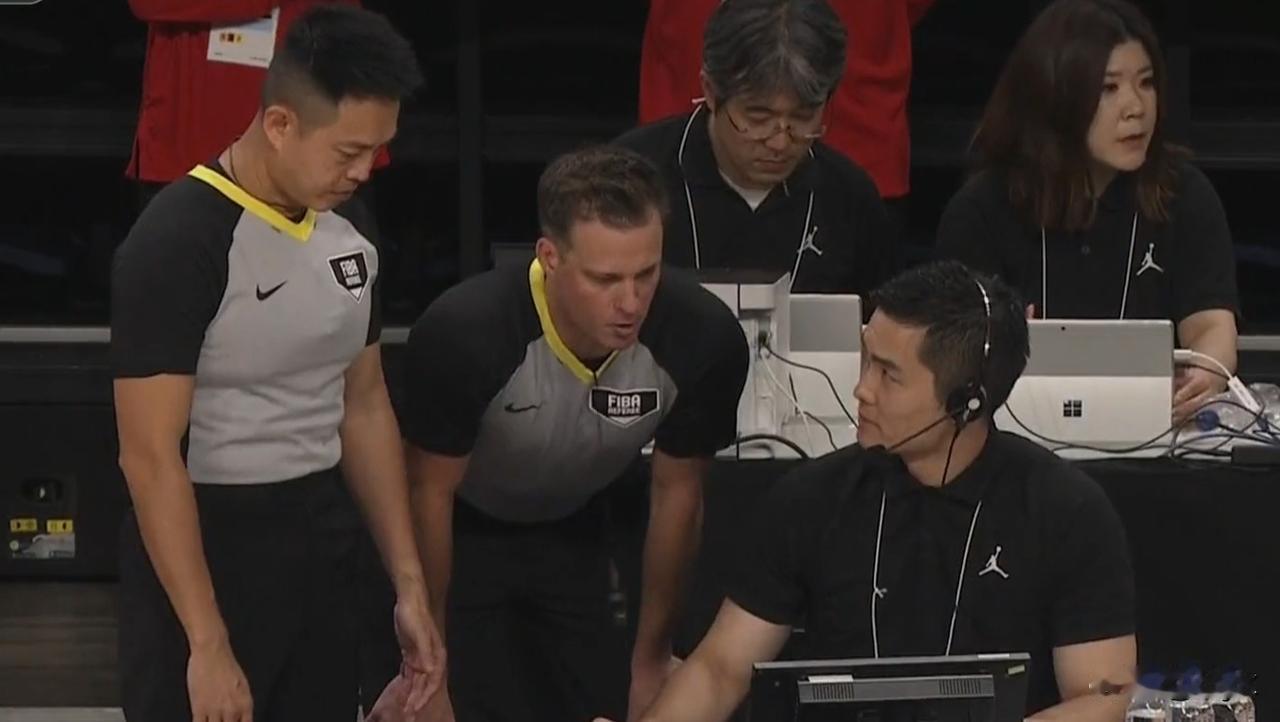 新西兰瑞安·琼斯的吹罚真的太脏了，从未见过如此肮脏、如此偏袒的判罚！
 
上半场