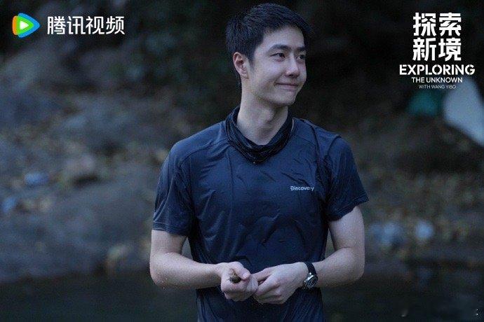 #王一博雨林奇遇# #王一博偷偷藏不住的胸肌# 王一博探索新境雨林奇遇，这偷偷藏
