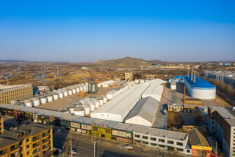 员工酸菜池中抽烟吐痰老板被罚100万
家人们快看这颠覆三观的画面！辽宁一酸菜厂工