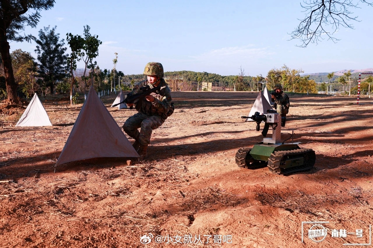 PLA和PAP的同款无人战斗车；现在各单位自己整了各种各样的无人装备，比如自购无