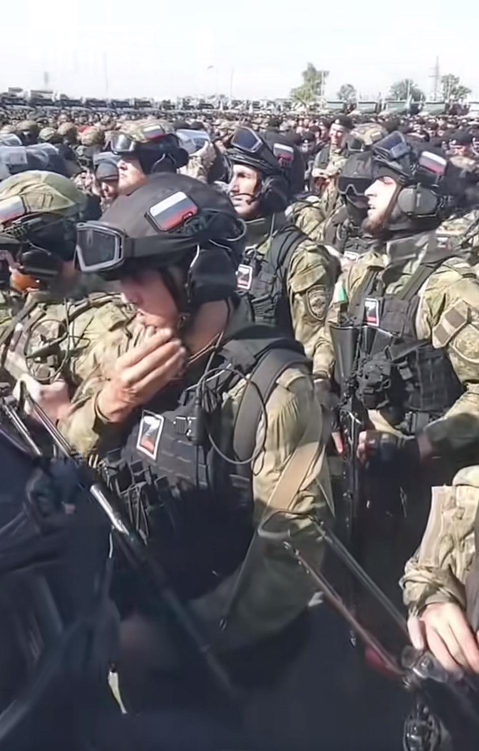 士兵们整装待发，准备迎接挑战！🔥💪他们的眼神中透着坚毅与果敢，行囊里装满了执