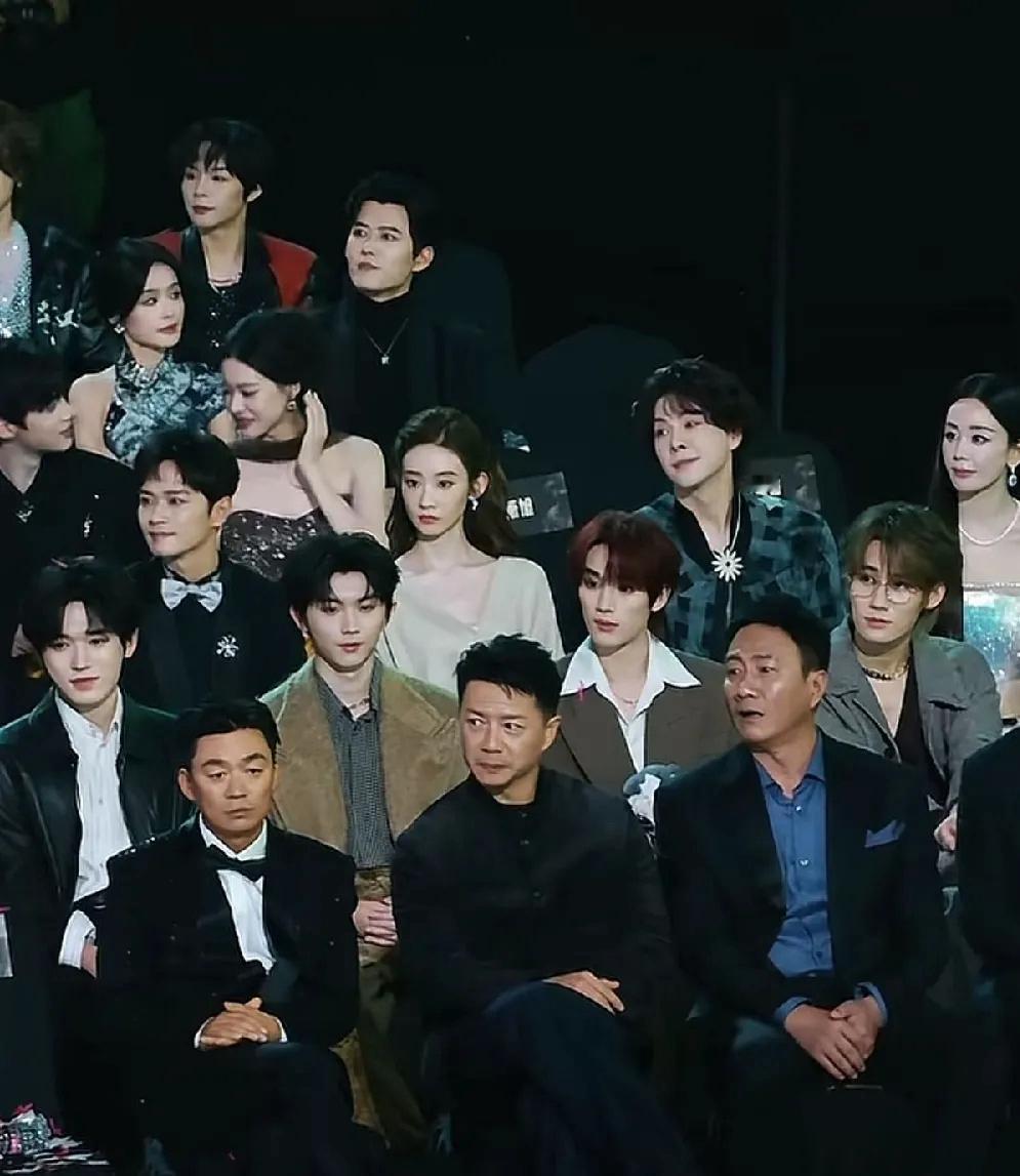 王宝强：你看咱仨坐第一排，跟后排小朋友们像不在一个图层，他们活蹦乱跳，咱这肤色是