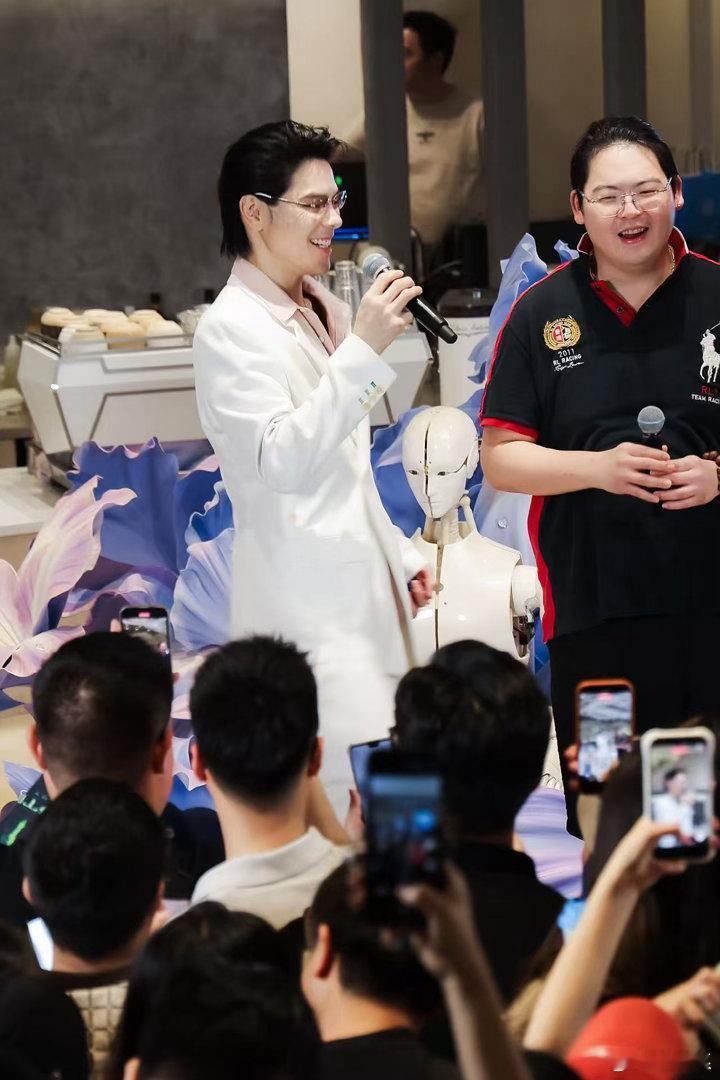 向佐采访视频超82亿曝光量各类犀利提问全部从容接住，不刻意辩解过往非议，这份直白