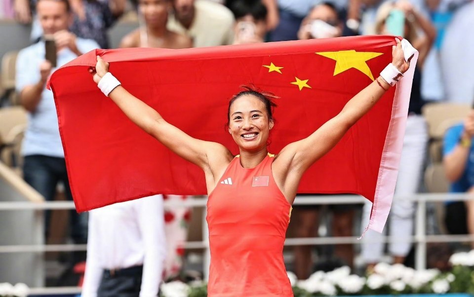 赛后采访，她聊到的是刘翔…这姑娘真是睿智！[抱一抱]#郑钦文3年排名提升600多