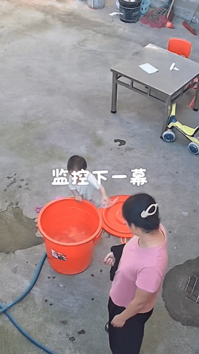 看完这段监控心里揪得慌，小娃想拿水杯在大红水桶里舀水，个头太矮够不到水面，使劲往