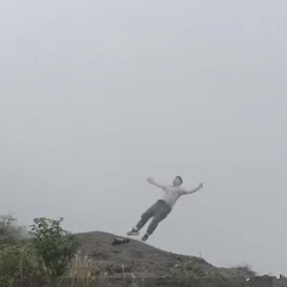 这是多年前的视频，今天刷到还是忍不住难过半天。
《一念解脱，一生伤痕》
    
