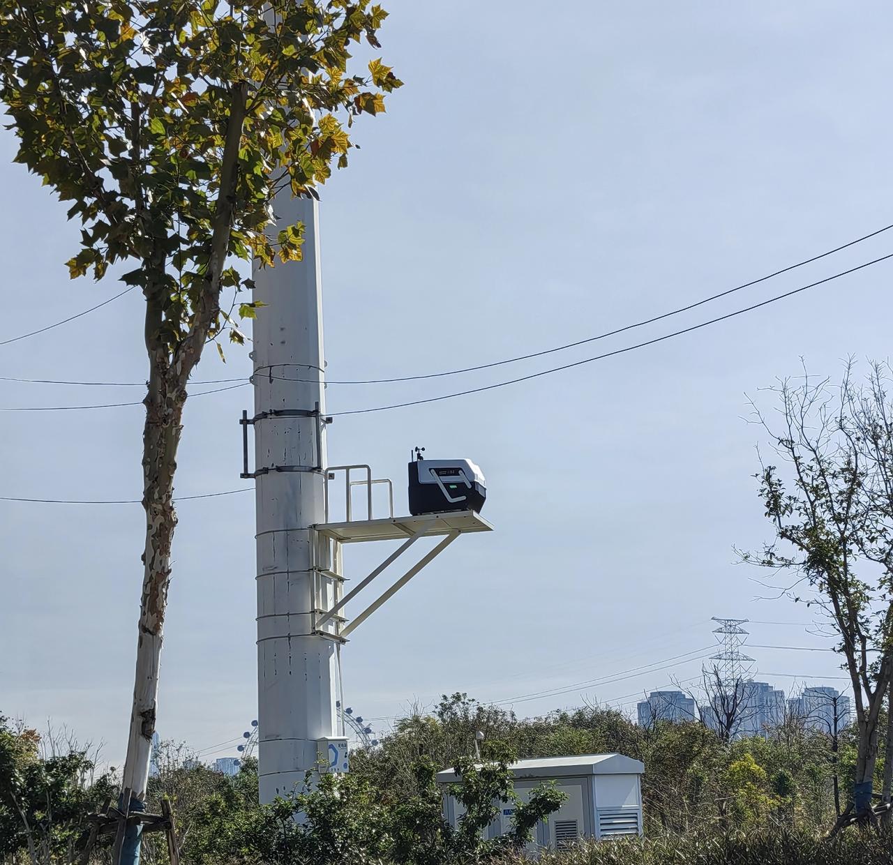 去东西湖的路上，看到一电线杆上搭了一个支架平台，上面放了箱子，箱子上装有风速计，