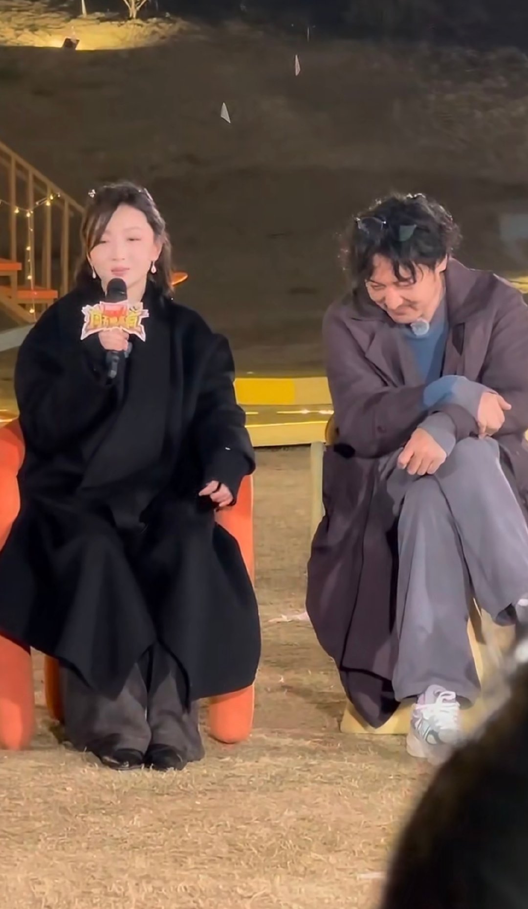 周冬雨说王传君唱跳专业的 周冬雨记忆里的王传君，是低调害羞还爱搭把手的大哥哥，节