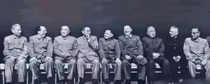 这是新中国核心领导集体的绝版同框，汇聚改变中国命运的开国元勋，存世极少，是承载国