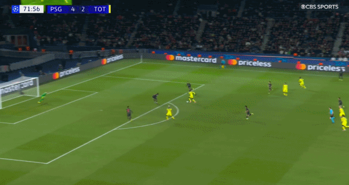 世一中也有送的时候？维蒂尼亚回敬一球 ，本坦库尔抢断后找到穆阿尼，1打2突破成功