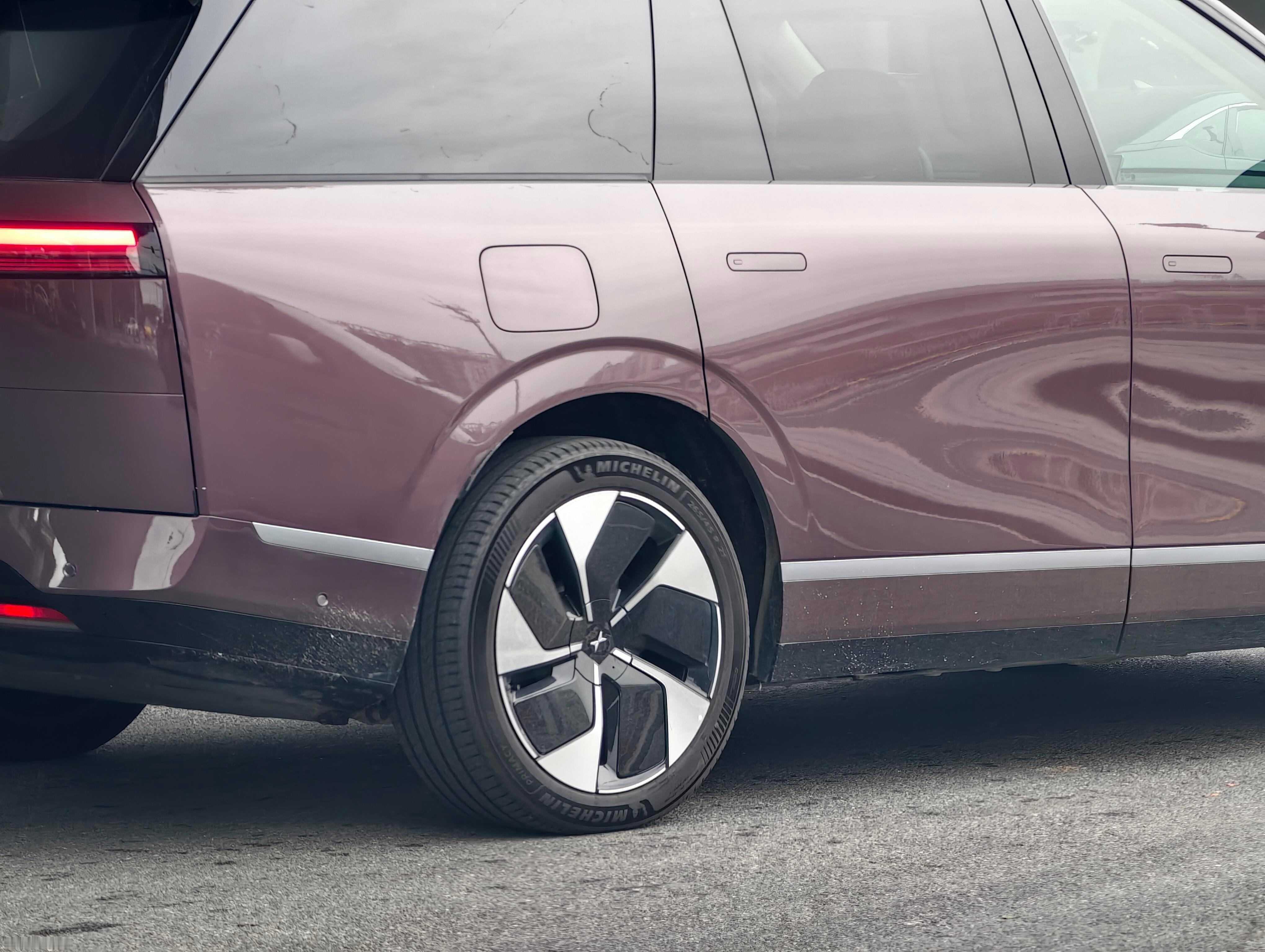 在路上看到小鹏GX，紫色的！比起之前看到的白色，好看了一些，蹲一个正式上市，售价