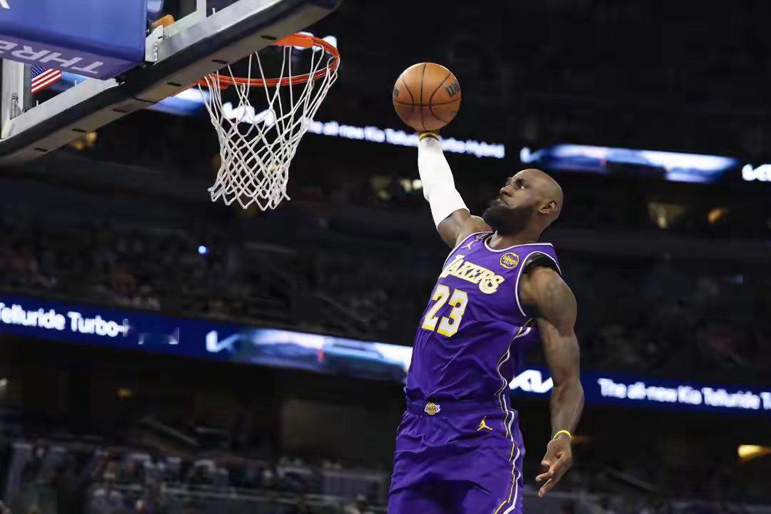 詹姆斯缺战雷霆！名记：湖人四天三赛 反正上也要输还不如休息！NBA勒布朗·詹姆斯