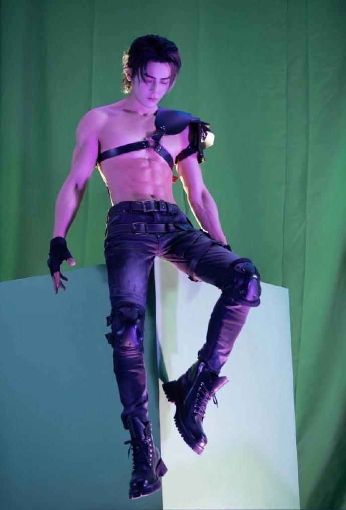 属实没想到，这都是40+的人了，汪东城身材居然还那么能打？

40+应该是怎么样