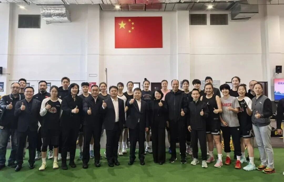 今日上午，在第十五届全运会辽宁体育代表团成立大会之后，分管体育工作的省领导以及省
