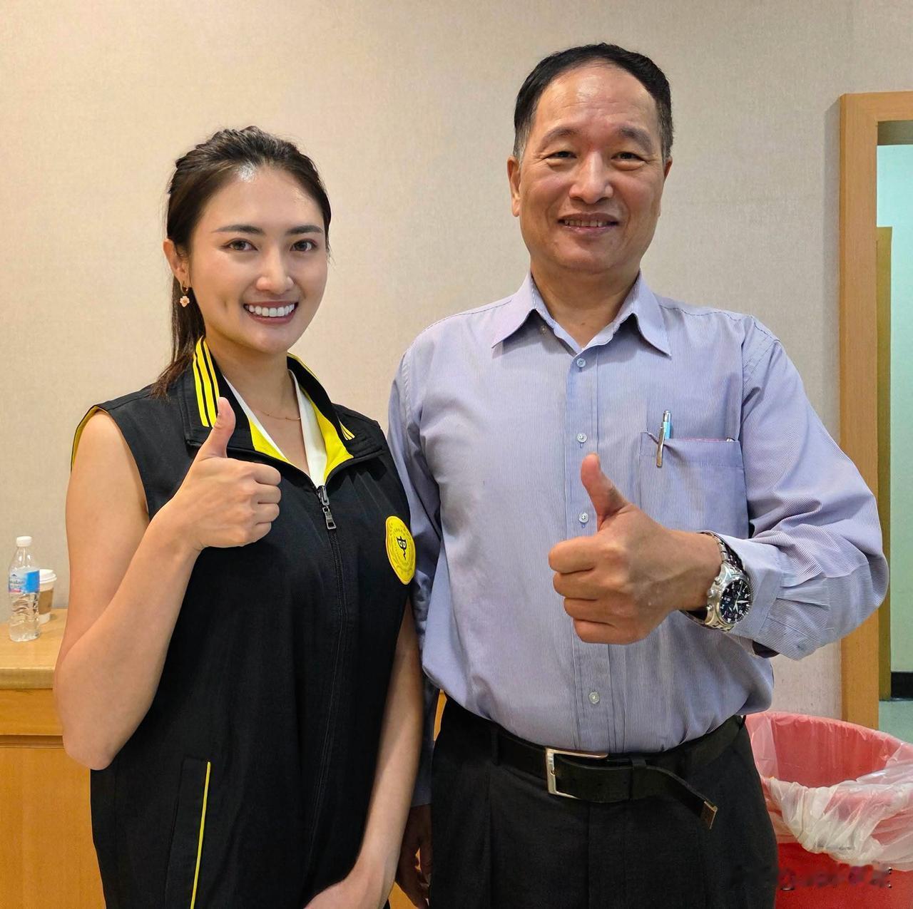 张延廷又赚一张人气照！参选台北市议员成偶像大叔，很多女孩子抢着和他合照打卡，看来