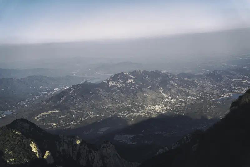 黄山、泰山、华山各有千秋，选哪个得看个人喜好。
偏爱奇景的，黄山是首选。它有“天