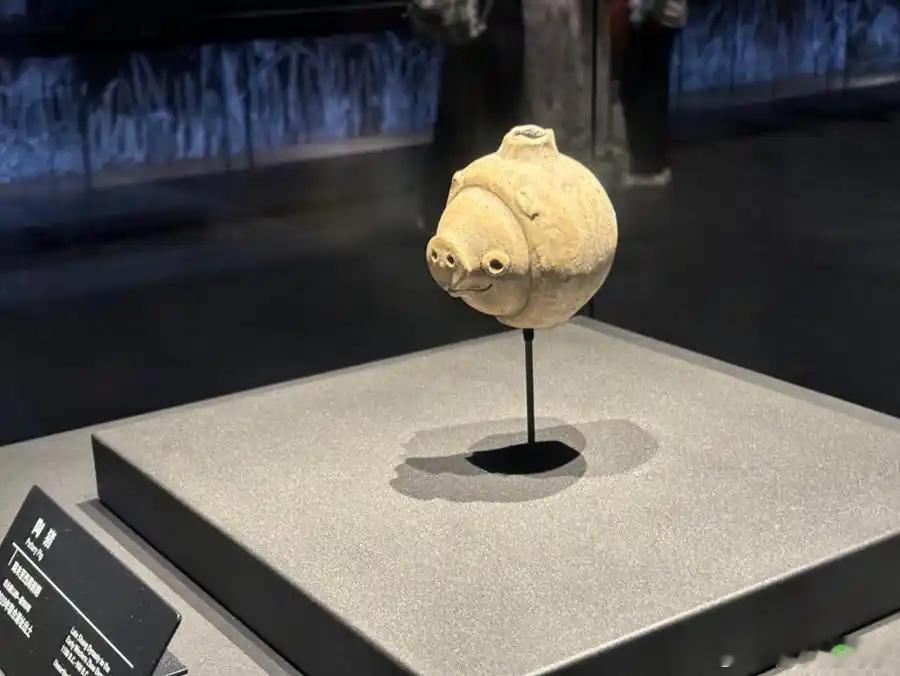 台湾网红馆长撞脸三星堆文物三星堆出什么都不奇怪，毕竟文物和愤怒小鸟里面的猪都能重