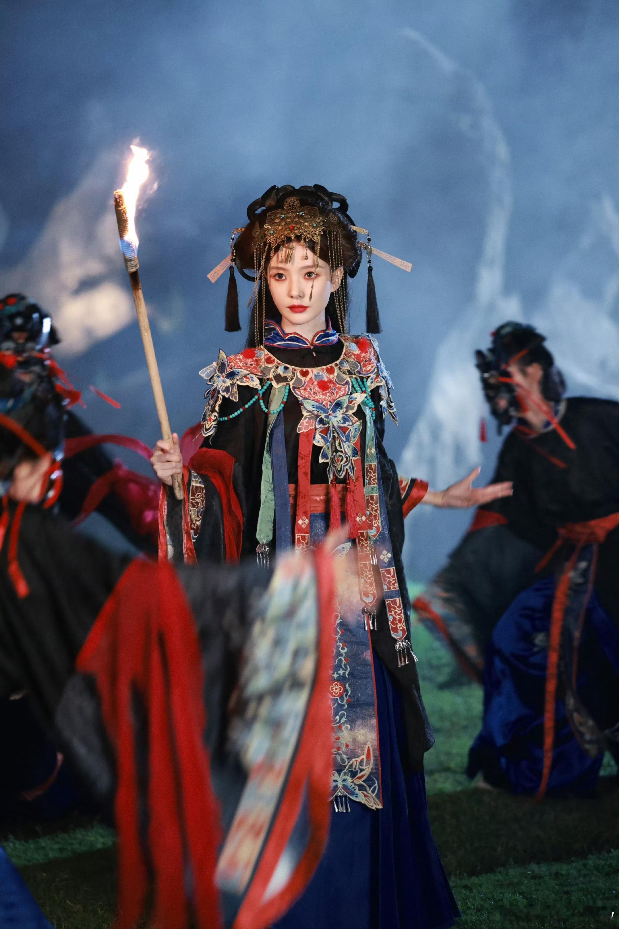 夏弃疾拍的陈卓璇陈卓璇傩戏新皮肤 这波属于双向成就天花板，夏弃疾擅长的国风光影，
