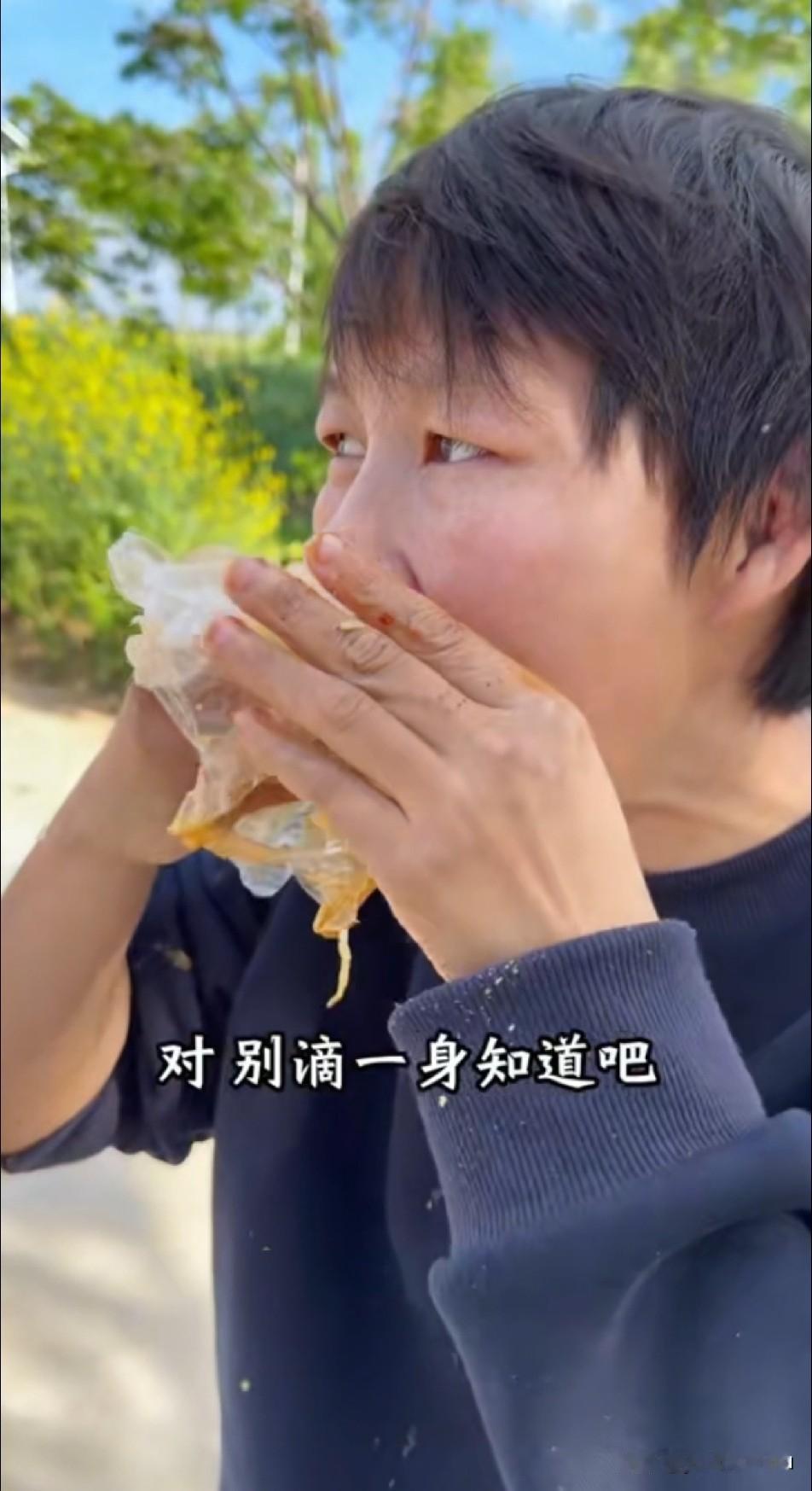 梦秋吃东西狼吞虎咽，像很久没吃过一样
