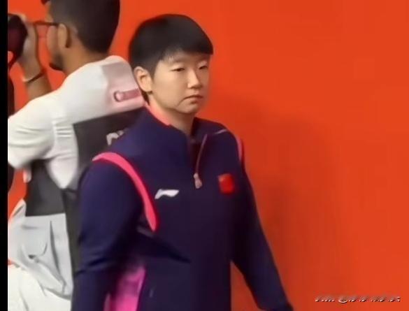 莎莎入场啦！今天下午女团比赛，莎莎迈着六亲不认的步伐进场啦！跟着曼玉姐姐，带着蒯