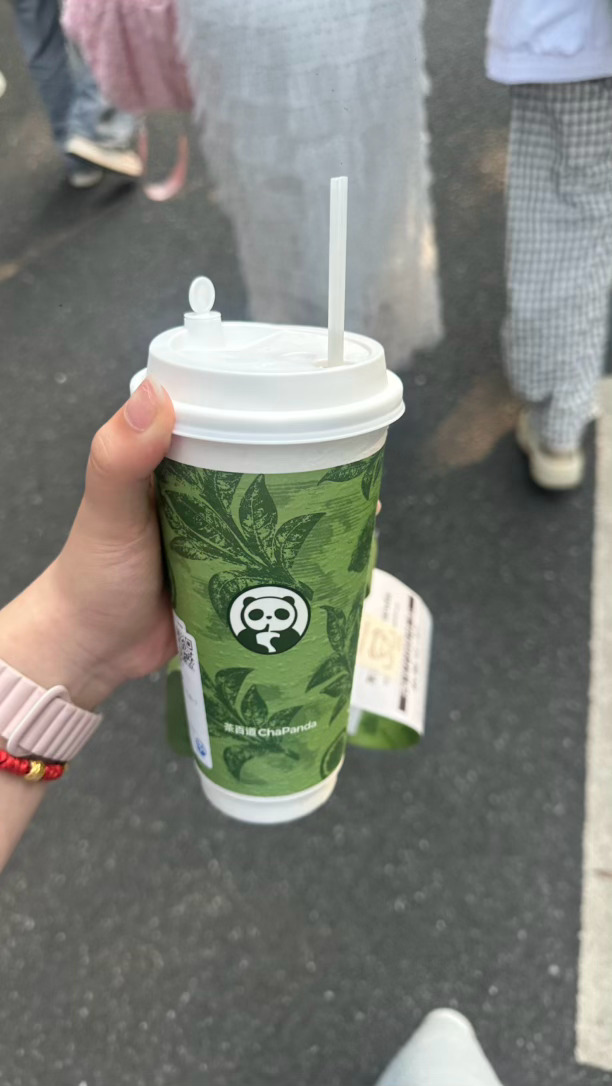 殷世航  天气好好 好热 荔枝冰奶好喝 